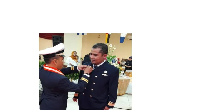 Penyematan Pin PETOI kepada DIRUT BP3IP dan perwakilan PJPL di Gelanggan Remaja Sunter oleh Seketaris dan Bendahara PETOI .
