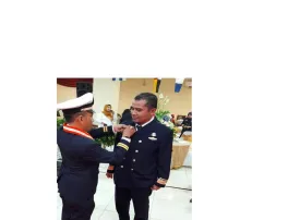 Penyematan Pin PETOI kepada DIRUT BP3IP dan perwakilan PJPL di Gelanggan Remaja Sunter oleh Seketaris dan Bendahara PETOI 